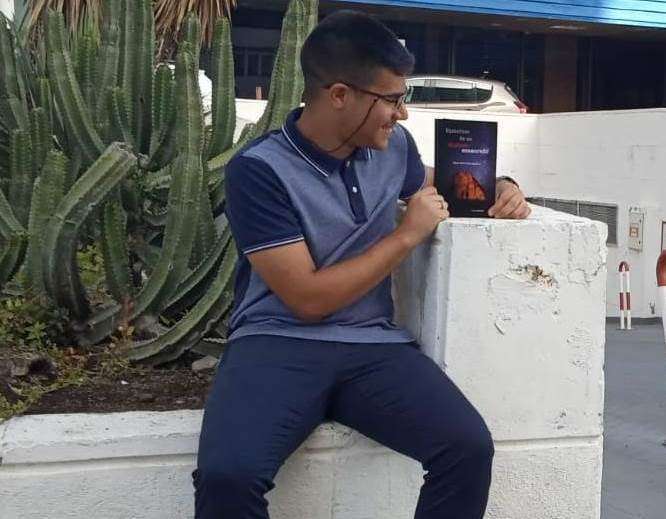 Julio César Ruiz posa con su libro (Foto TA)